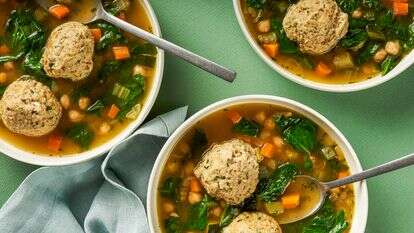 מרק קניידלך  עם ירקות, חומוס ועשבי תיבול | ריי לופז; עיצוב אוכל מאת ליסה צ'רקסקי עבור הוושינגטון פוסט