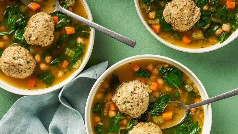 מרק קניידלך  עם ירקות, חומוס ועשבי תיבול | ריי לופז; עיצוב אוכל מאת ליסה צ'רקסקי עבור הוושינגטון פוסט