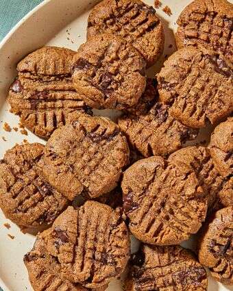 לא צריך מצרכים מיוחדים: כמה רכיבים פשוטים הופכים לעוגיות לפסח שלא יישארו מהן פירורים | טום מקורקל; עיצוב אוכל: ג'ינה ניסטיקו עבור הוושינגטון פוסט