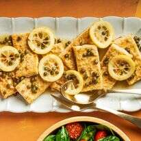 טופו פיקאטה | ריי לופז; עיצוב אוכל מאת ליסה צ'רקסקי עבור הוושינגטון פוסט