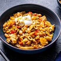 תבשיל גריסים עם עגבניות, שעועית לבנה וכרוב. | Scott Suchman for The Washington Post