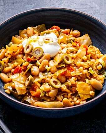 תבשיל גריסים עם עגבניות, שעועית לבנה וכרוב. | Scott Suchman for The Washington Post