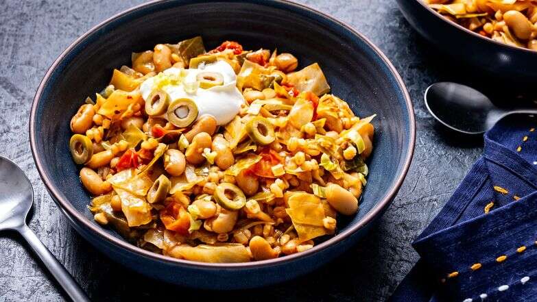 תבשיל גריסים עם עגבניות, שעועית לבנה וכרוב. | Scott Suchman for The Washington Post