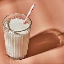 השייק הזה ישאיר אתכם שבעים עד הצהריים – ומוכן ב-5 דקות | טום מקורקל ; עיצוב אוכל מאת ג'ינה ניסטיקו עבור הוושינגטון פוסט