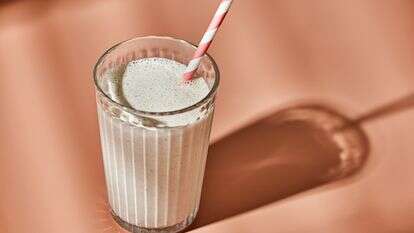 השייק הזה ישאיר אתכם שבעים עד הצהריים – ומוכן ב-5 דקות | טום מקורקל ; עיצוב אוכל מאת ג'ינה ניסטיקו עבור הוושינגטון פוסט