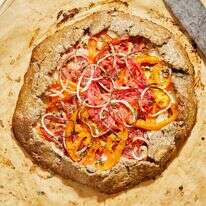 עגבניות, גבינה וטוויסט אחד קטן – וזה המאפה שלא תפסיקו להכין | טום מקורקל; עיצוב אוכל מאת ג'ינה ניסטיקו עבור הוושינגטון פוסט