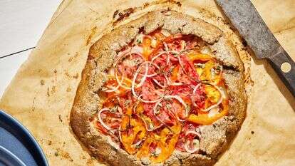 עגבניות, גבינה וטוויסט אחד קטן – וזה המאפה שלא תפסיקו להכין | טום מקורקל; עיצוב אוכל מאת ג'ינה ניסטיקו עבור הוושינגטון פוסט