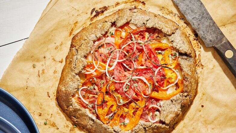 עגבניות, גבינה וטוויסט אחד קטן – וזה המאפה שלא תפסיקו להכין | טום מקורקל; עיצוב אוכל מאת ג'ינה ניסטיקו עבור הוושינגטון פוסט