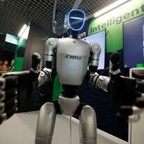 הרובוט 'Unitree Robotics Humanoid Robot G1'' מהסוג שהבהיל את האישה, מוצג במהלך פסטיבל קאן העולמי לבינה מלאכותית 2026 | EPA/SEBASTIEN NOGIER