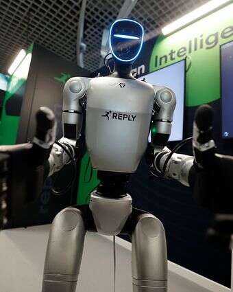 הרובוט 'Unitree Robotics Humanoid Robot G1'' מהסוג שהבהיל את האישה, מוצג במהלך פסטיבל קאן העולמי לבינה מלאכותית 2026 | EPA/SEBASTIEN NOGIER