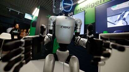 הרובוט 'Unitree Robotics Humanoid Robot G1'' מהסוג שהבהיל את האישה, מוצג במהלך פסטיבל קאן העולמי לבינה מלאכותית 2026 | EPA/SEBASTIEN NOGIER