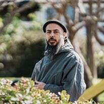 "מי שרוצה מקום צריך לקחת אותו, להתעקש עליו, לקבוע יתדות". חסן | אנצ'ו גוש, ג'יני