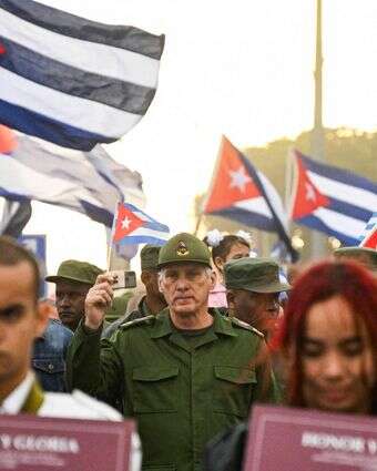 נשיא קובה, מיגל דיאז-קאנל (במרכז התמונה, במדי צבא) משתתף במחאה "אנטי-אימפריאליסטית" מול שגרירות ארה"ב נגד הפלישה האמריקנית לוונצואלה | AFP