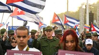 נשיא קובה, מיגל דיאז-קאנל (במרכז התמונה, במדי צבא) משתתף במחאה "אנטי-אימפריאליסטית" מול שגרירות ארה"ב נגד הפלישה האמריקנית לוונצואלה | AFP