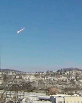 מטאור נופל בשמיים באזור פיטסבורג רבתי, פנסילבניה, ביום שלישי, 17 במרץ, 2026 | ared Rackley via AP