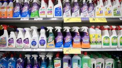 מוצרי ניקוי למכירה בסופרמרקט אילוסטרציה | מרים אלסטר - פלאש 90