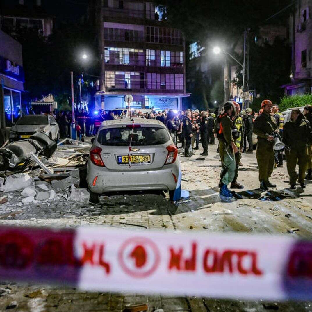 כוחות הביטחון וההצלה בודקים את הנזק בזירה בה טיל שנורה מאיראן לעבר ישראל גרם נזק והרג שני בני אדם ברמת גן | אבשלום ששוני, פלאש 90