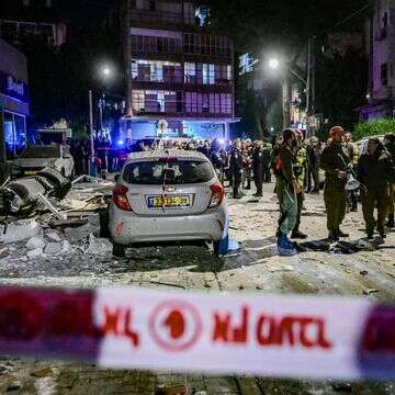 כוחות הביטחון וההצלה בודקים את הנזק בזירה בה טיל שנורה מאיראן לעבר ישראל גרם נזק והרג שני בני אדם ברמת גן | אבשלום ששוני, פלאש 90