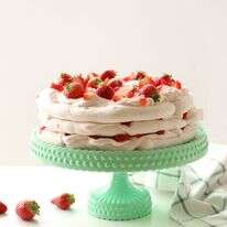 פבלובה עם קצפת ותותים | אפרת ליכטנשטט פבלובה עם קצפת ותותים | אפרת ליכטנשטט