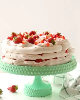 פבלובה עם קצפת ותותים | אפרת ליכטנשטט