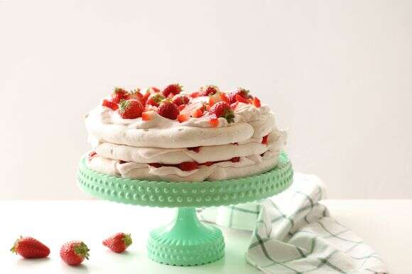 פבלובה עם קצפת ותותים | אפרת ליכטנשטט