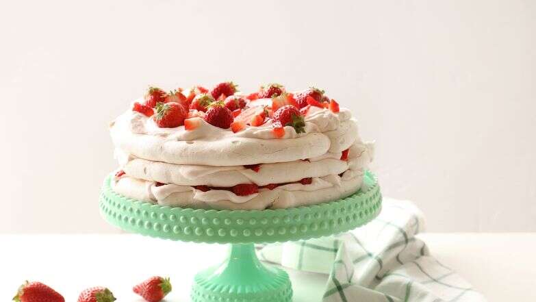 פבלובה עם קצפת ותותים | אפרת ליכטנשטט