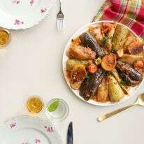 סיר של ממולאים ושוקי עוף מקורמלים | אפרת ליכטנשטט סיר של ממולאים ושוקי עוף מקורמלים | אפרת ליכטנשטט