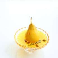 אגסים ביין לבן והל | אפרת ליכטנשטט