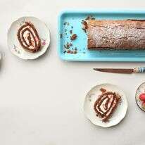 רולדת שוקולד עם קצפת, וניל ותותים | אפרת ליכטנשטט רולדת שוקולד עם קצפת, וניל ותותים | אפרת ליכטנשטט