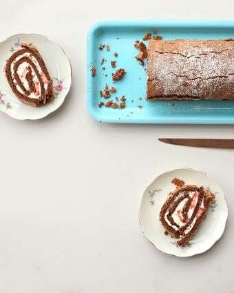 רולדת שוקולד עם קצפת, וניל ותותים | אפרת ליכטנשטט