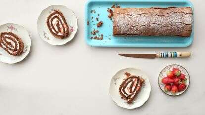 רולדת שוקולד עם קצפת, וניל ותותים | אפרת ליכטנשטט