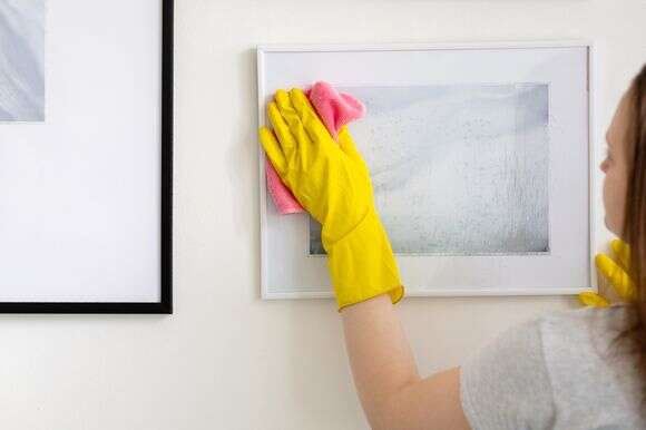 גם את הזכוכית לא לשכוח לנקות בעדינות | שאטרסטוק