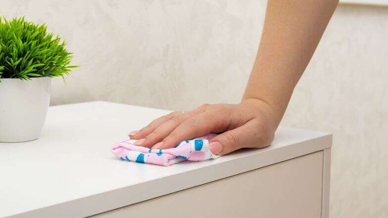 גם לשידה ליד המיטה מגיע ניקיון פעם בשנה | שאטרסטוק