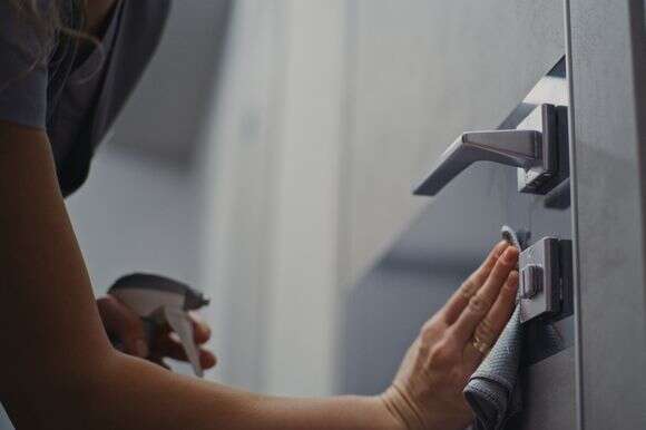 חיטוי וניקוי משטחים שנוגעים בהם הרבה | שאטרסטוק