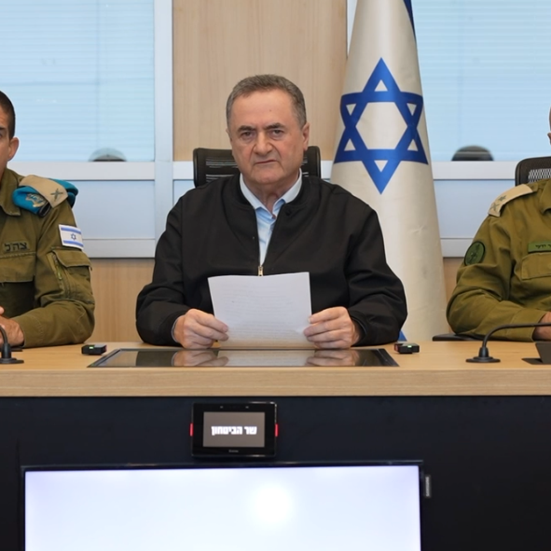 שר הביטחון כ"ץ בהערכת המצב, עם סגן הרמטכ"ל מימינו ועם מזכירו הצבאי משמאלו | אלעד מלכה, משרד הביטחון