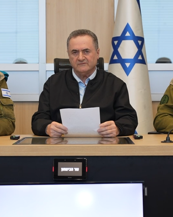 שר הביטחון כ"ץ בהערכת המצב, עם סגן הרמטכ"ל מימינו ועם מזכירו הצבאי משמאלו | אלעד מלכה, משרד הביטחון