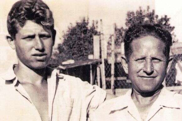 שומר על קשר עם החברים מהקיבוץ. הרב ביגון בצעירותו עם אביו, 1956 | באדיבות המרואיין