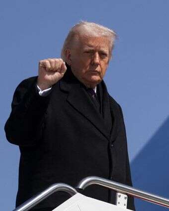 נשיא ארה"ב דונלד טראמפ עולה על מטוס "אייר פורס 1", אתמול | AFP