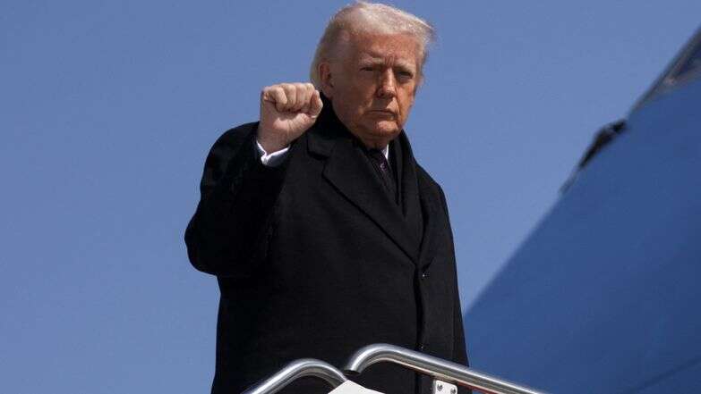 נשיא ארה"ב דונלד טראמפ עולה על מטוס "אייר פורס 1", אתמול | AFP