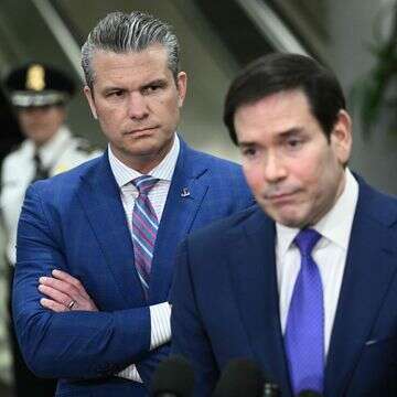 מזכיר ההגנה האמריקאי פיט הגסת' ומזכיר המדינה האמריקאי מרקו רוביו משוחחים עם כתבים | AFP