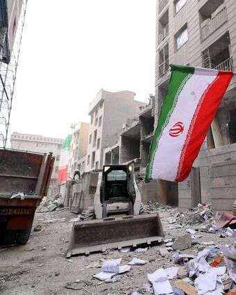 יש באיראן מספיק כוחות ששונאים את המשטר". הרס בהפצצות בטהרן, השבוע | איי.אף.פי