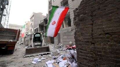 יש באיראן מספיק כוחות ששונאים את המשטר". הרס בהפצצות בטהרן, השבוע | איי.אף.פי