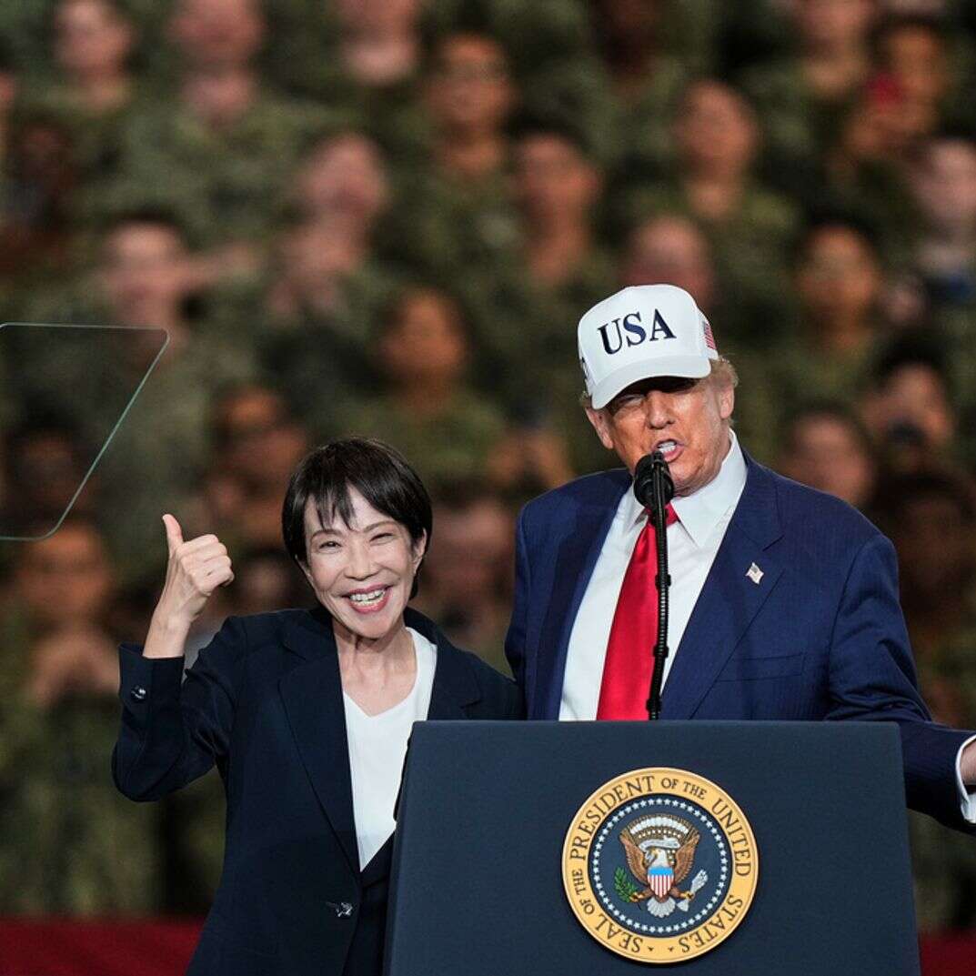 ראש ממשלת יפן, סאנה טקאיצ'י, מחווה את נאומו של נשיא ארה"ב דונלד טראמפ במהלך ביקורם בנושאת המטוסים USS ג'ורג' וושינגטון בבסיס חיל הים האמריקאי יוקוסוקה ביוקוסוקה, דרומית לטוקיו | AP/יוג'ין הושיקו