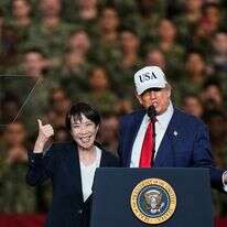 ראש ממשלת יפן, סאנה טקאיצ'י, מחווה את נאומו של נשיא ארה"ב דונלד טראמפ במהלך ביקורם בנושאת המטוסים USS ג'ורג' וושינגטון בבסיס חיל הים האמריקאי יוקוסוקה ביוקוסוקה, דרומית לטוקיו | AP/יוג'ין הושיקו