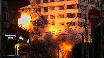 פיצוץ אירע מבניין לאחר תקיפה ישראלית במרכז ביירות | AP/חוסיין מאלה