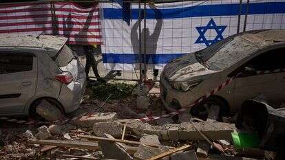 דגלי ישראל וארה"ב באתר שנפגע מטיל איראני שהרג שני בני אדם, ברמת גן | AP/עודד בלילטי