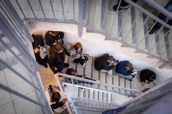 חדר מדרגות בתל אביב כשאזעקה נשמעת המזהירה מפני טילים נכנסים שנורו מאיראן לישראל | מרים אלסטר, פלאש 90