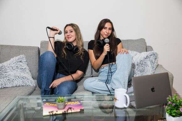 להתקרב מחדש. מלרה פרידסון (מימין) ושותפתה להסכת, ליבי | אוהד קב