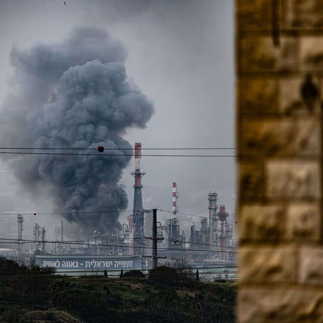 עשן מיתמר בבתי הזיקוק בחיפה | אנתוני הרשקו, TPS