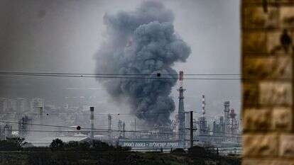 עשן מיתמר בבתי הזיקוק בחיפה | אנתוני הרשקו, TPS